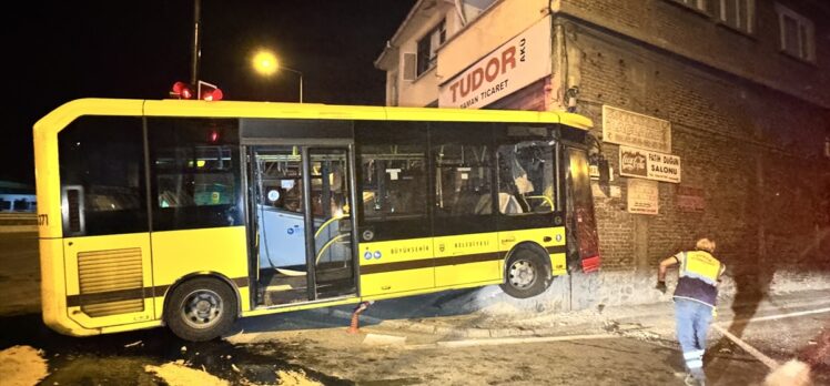 Bursa'da oto tamir dükkanına çarpan belediye otobüsünün sürücüsü yaralandı