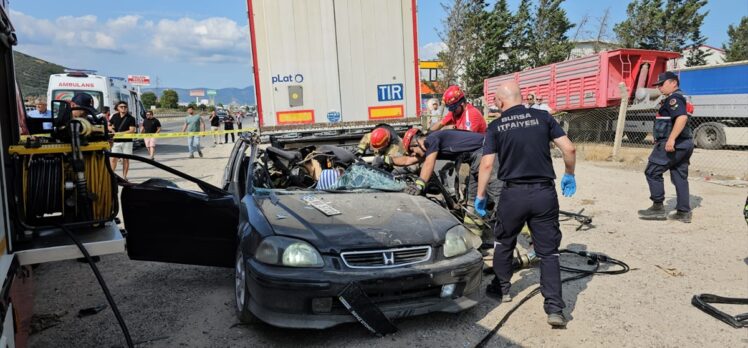 Bursa'da park halindeki tıra çarpan otomobildeki 2 kişi öldü