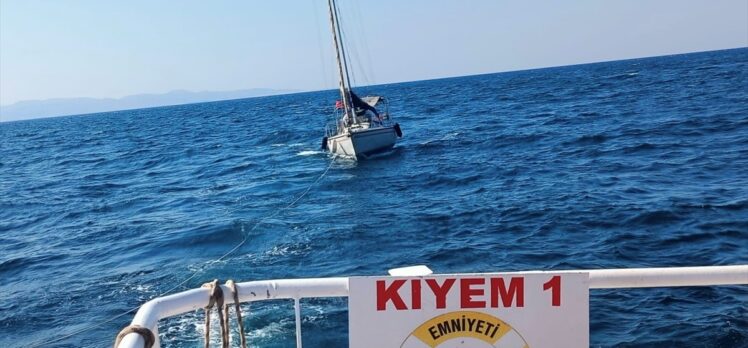 Çanakkale Boğazı'nda arızalanıp sürüklenen tekne KEGM ekiplerince kurtarıldı