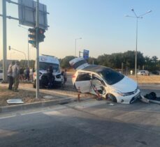 Çanakkale'de ambulansla otomobilin çarpışması sonucu 3 kişi yaralandı