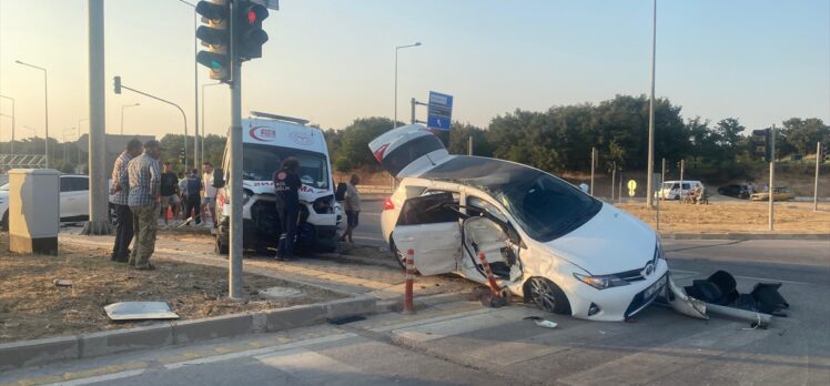 Çanakkale'de ambulansla otomobilin çarpışması sonucu 3 kişi yaralandı