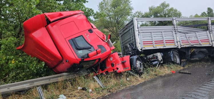 Çorum-Samsun kara yolundaki iki kazada 4 kişi yaralandı