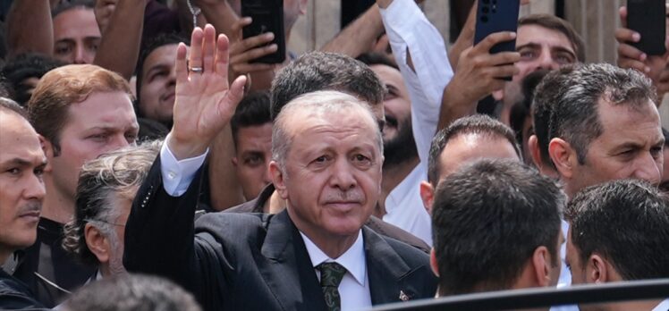 Cumhurbaşkanı Erdoğan cuma namazını Taksim Camisi'nde kıldı