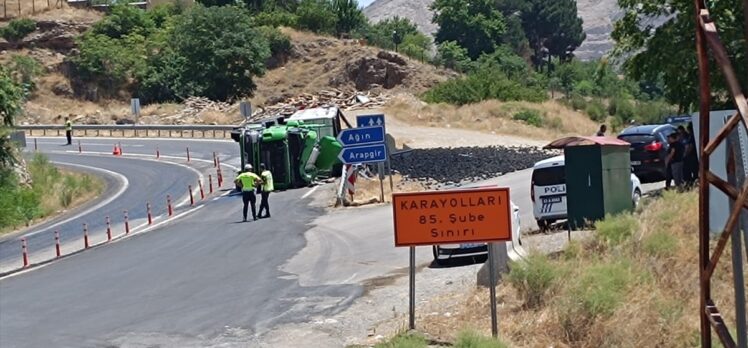 Elazığ'da devrilen kömür yüklü tırın sürücüsü yaralandı