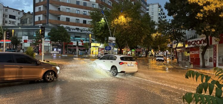 Elazığ'da sağanak hayatı olumsuz etkiledi