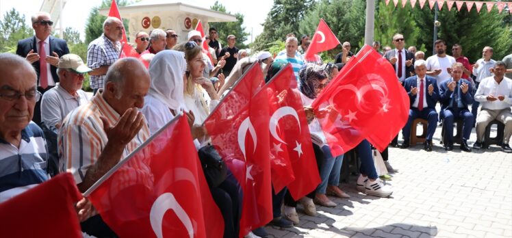 Emekli astsubaylardan şehit Ömer Halisdemir'in mezarına ziyaret