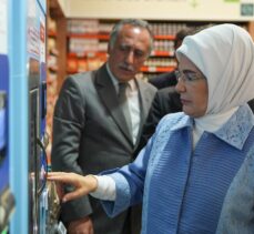 Emine Erdoğan, atıksız alışverişi teşvik eden marketi ziyaret etti