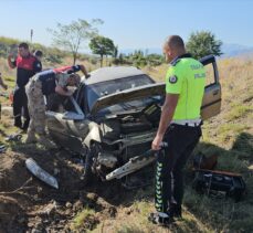 Erzincan’da devrilen araçta sıkışan 4 kişiyi itfaiye kurtardı