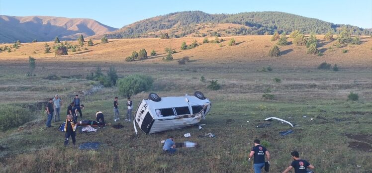 Erzincan'da minibüs devrildi, 1 kişi öldü, 6 kişi yaralandı