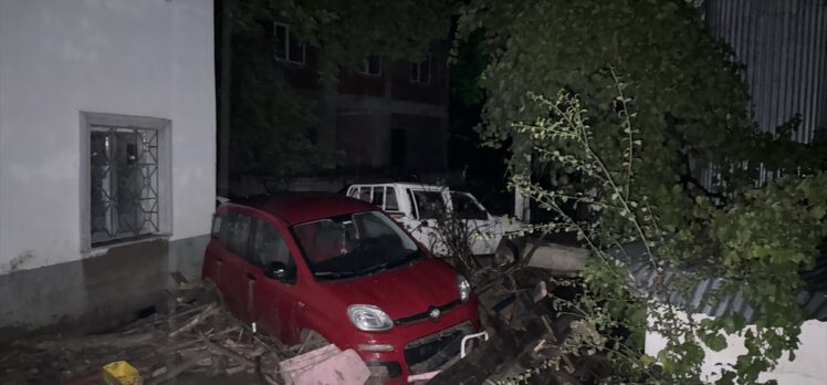 Erzurum'un Oltu ilçesinde meydana gelen sel hasara yol açtı