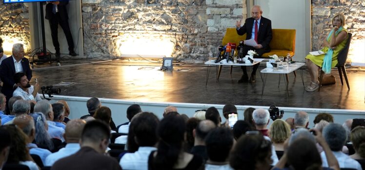 Eski CHP Genel Başkanı Kılıçdaroğlu, İzmir'de panele katıldı