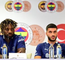 Fenerbahçe'de 5'i yeni transfer, 7 futbolcu için imza töreni düzenlendi