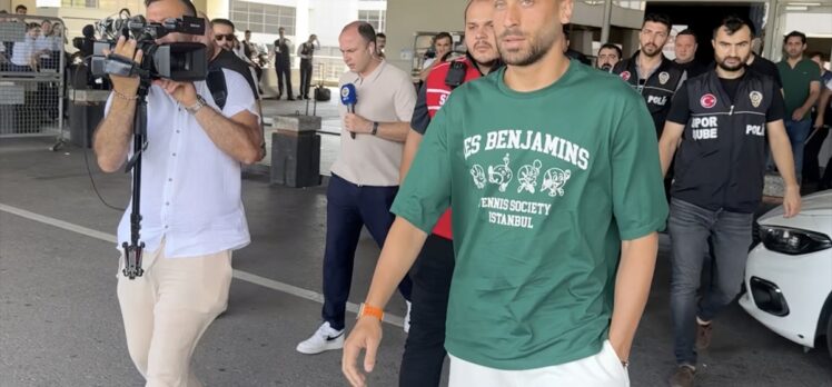 Fenerbahçe'nin prensip anlaşmasına vardığı Cenk Tosun, İstanbul'a geldi