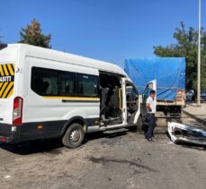 Gaziantep'te iki işçi servisi ile tırın karıştığı kazada 21 kişi yaralandı