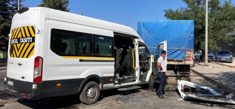 Gaziantep'te iki işçi servisi ile tırın karıştığı kazada 21 kişi yaralandı