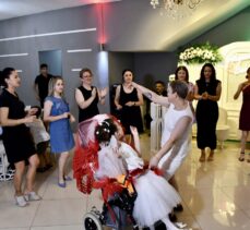 Gelinlik hayali kuran engelli kızın yüzünü temsili düğünle güldürdüler