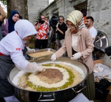 Genç KADEM, Süleymaniye Camisi'nin bahçesinde aşure dağıttı