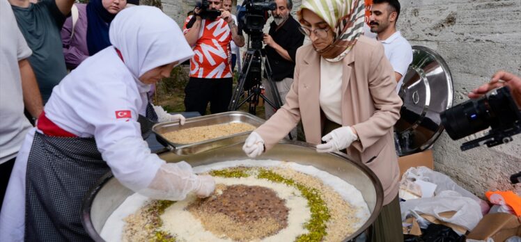 Genç KADEM, Süleymaniye Camisi'nin bahçesinde aşure dağıttı