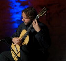 Gitarist Marcin Dylla, Çeşme Kalesi'nde konser verdi