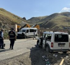 Hakkari'de minibüs ile hafif ticari aracın çarpışması sonucu 15 kişi yaralandı