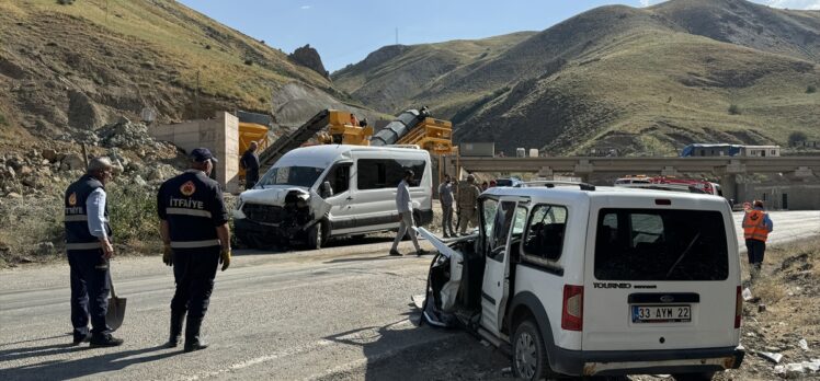 Hakkari'de minibüs ile hafif ticari aracın çarpışması sonucu 15 kişi yaralandı