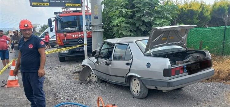 Hatay'da aydınlatma direğine çarpan otomobilin sürücüsü öldü