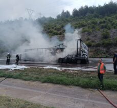 Hatay'da çarpışan tır ve otomobilin sürücüleri yaralandı