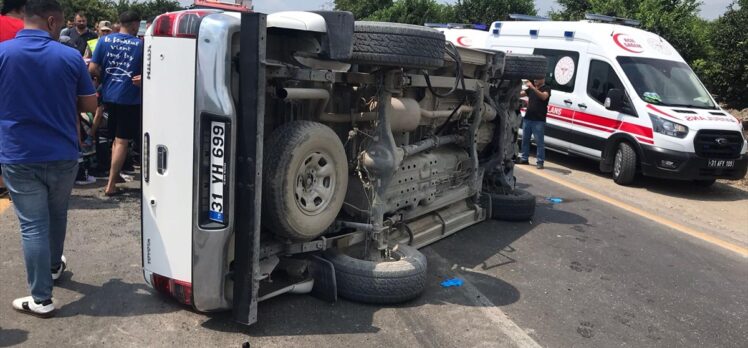 Hatay'da devrilen pikaptaki 4 kişi yaralandı