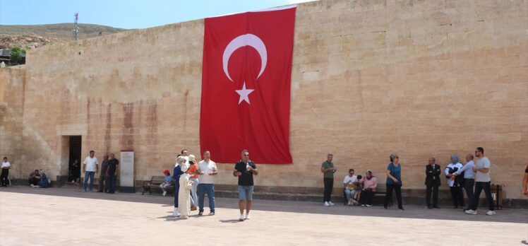 İshak Paşa Sarayı'nda vatandaşlara aşure dağıtıldı