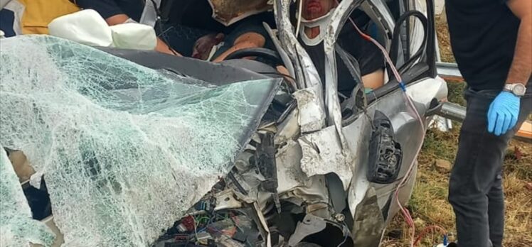 Isparta'da otomobilin kamyona çarptığı kazada 2 kişi yaşamını yitirdi