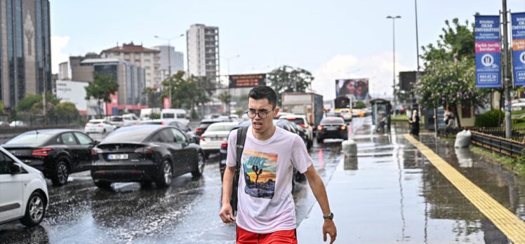 İstanbul'da kısa süreli yağmur geçişleri hayatı olumsuz etkiledi