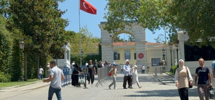 İstanbul'da sıcak havadan bunalanlar sahilde gezmeyi tercih etti