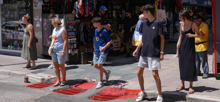 İzmir'de 2 kişinin elektrik akımına kapılarak öldüğü sokakta mazgallar kırmızıya boyandı