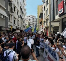 İzmir'de iş bırakan memurlar CHP İl Başkanlığına yürüdü