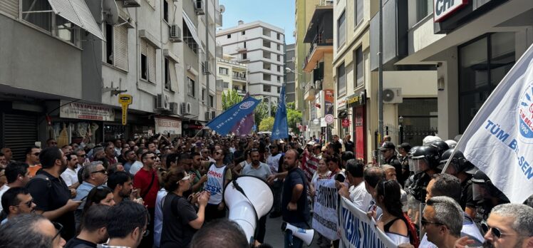 İzmir'de iş bırakan memurlar CHP İl Başkanlığına yürüdü