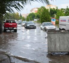 İzmir'de sağanak etkili oluyor