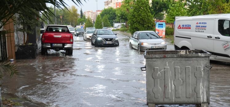 İzmir'de sağanak etkili oluyor