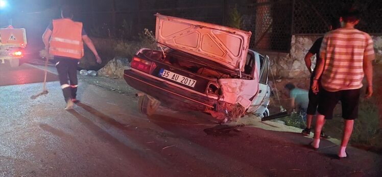 İzmir'de takla atan otomobilin sürücüsü yaralandı