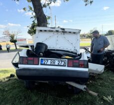 Kahramanmaraş’ta ağaca çarpan otomobildeki 1 kişi öldü, 1 kişi ağır yaralandı