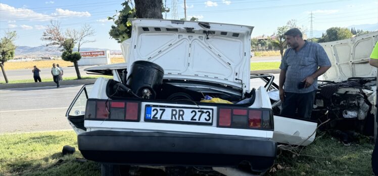 Kahramanmaraş’ta ağaca çarpan otomobildeki 1 kişi öldü, 1 kişi ağır yaralandı