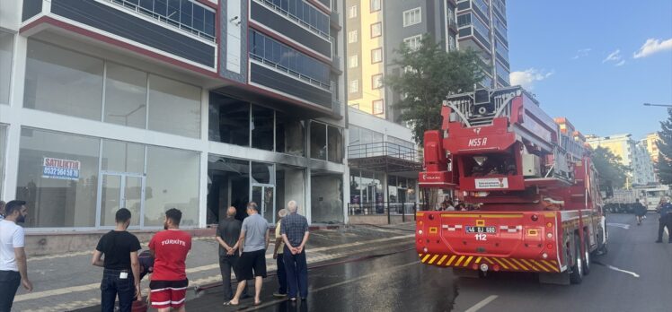 Kahramanmaraş'ta binanın giriş katındaki depoda çıkan yangın söndürüldü