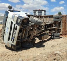 Kahramanmaraş’ta hafriyat boşaltırken devrilen kamyonun sürücüsü yaralandı