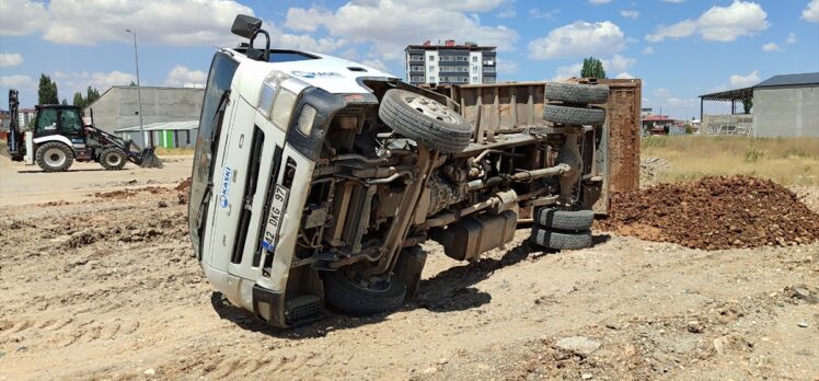 Kahramanmaraş’ta hafriyat boşaltırken devrilen kamyonun sürücüsü yaralandı