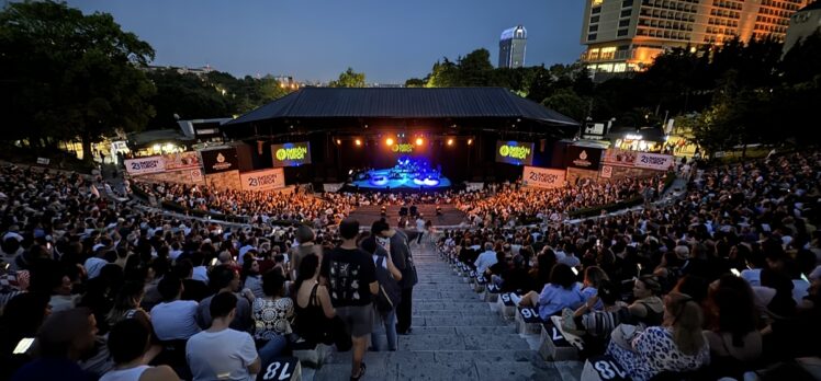 Kanadalı müzisyen Loreena McKennitt, Harbiye'de konser verdi