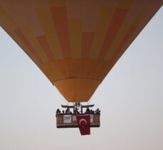 Kapadokya'da sıcak hava balonları Türk bayrakları ve posterlerle uçtu