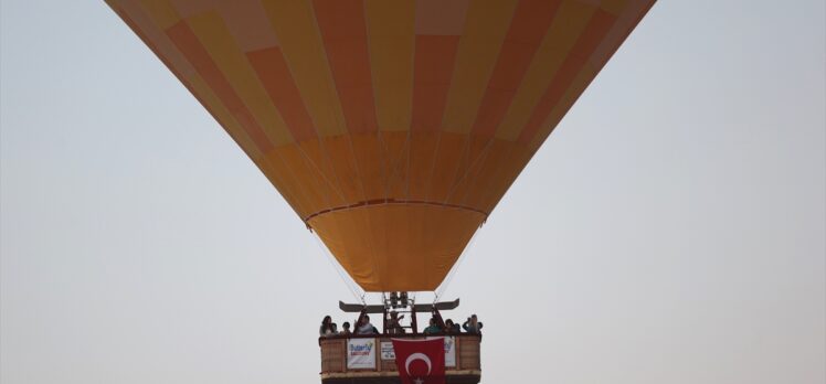 Kapadokya'da sıcak hava balonları Türk bayrakları ve posterlerle uçtu