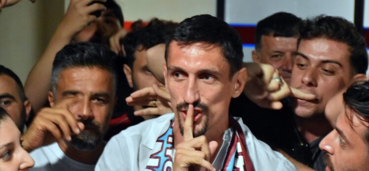 Karadağlı futbolcu Stefan Savic, transfer görüşmeleri için Trabzon'a geldi