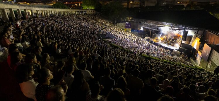 Karsu Harbiye'de konser verdi