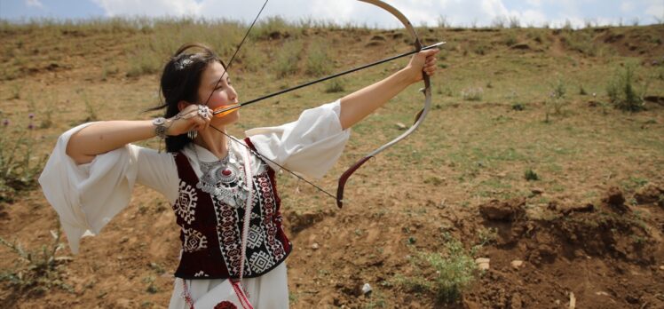 Kırgızların son hanı Rahmankul Han, Van'daki mezarı başında anıldı