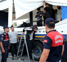 Kırklareli'nde hareket halindeki tırdan atlamaları sonucu 7'si yaralanan 58 düzensiz göçmen yakalandı